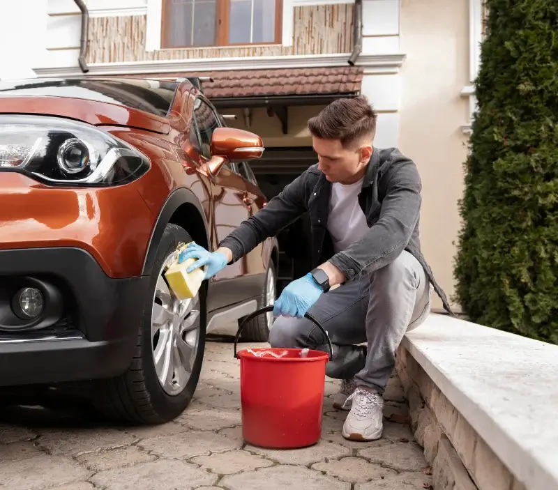Lavage auto à domicile Châtillon-le-Duc : professionnel intervenant sur un véhicule